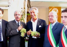 Raffaele Lombardo e Paolo Bruni insieme a Salvatore Accardi (Presidente OP Ducezio, a sinistra) e al Sindaco Nunzio Li Rosi (secondo da destra).