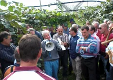 Giovanni Rigo (con il megafono), mentre spiega ai visitatori le varie tecniche di coltivazione del kiwi e le previsioni in generale sulla produzione.