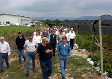 Il gruppo si muove per visitare le ulteriori superfici coltivate a vivaio.