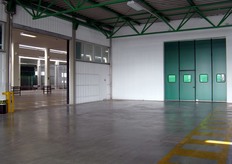 Accesso ai nuovi stabilimenti. La parte coperta si estende su 9.000 metri quadrati e ospita macchinari completamente automatici per il lavaggio/sterilizzazione delle cassette CPR.