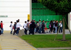 L'arrivo delle scolaresche, in visita al nuovo stabilimento.