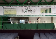 Il palco e' pronto per la conferenza d'inaugurazione.