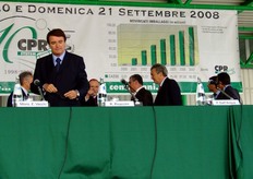 In veste di presidente di CPR System, Renzo Piraccini (in primo piano) sale sul palco insieme agli ospiti e ai relatori della giornata.