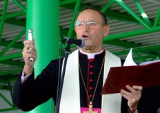 Il Monsignor Vecchi nell'atto della benedizione del nuovo stabilimento.