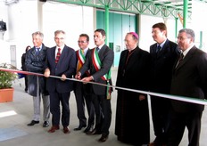 Il momento del taglio del nastro segna l'inaugurazione ufficiale del nuovo stabilimento della CPR System.