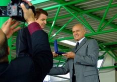 Dopo il taglio del nastro, Renzo Piraccini ha chiamato sul palco alcune personalita' che molto hanno contribuito al successo della cooperativa CPR. A ciascuno e' stata assegnata una medaglia d'oro. Qui vediamo il momento della premiazione di Gianfranco Rossi, da sempre stampatore di riferimento della cooperativa.