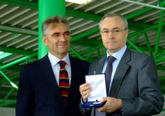 "Ancora una premiazione, questa volta a Claudio Ferrari, il quale ha ricordato gli enormi vantaggi derivanti per la GDO dall'impiego delle cassette a sponde abbattibili. "Prima avevamo bisogno di 3/4 camion sono per trasportare gli imballi, mentre adesso ne basta uno solo", ha commentato Ferrari."