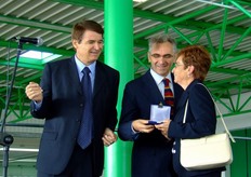 La vedova dello scomparso Enzo Della Briotta (per molti anni consigliere di CPR) ritira dalle mani dell'assessore Tiberio Rabboni la medaglia assegnata alla memoria di suo marito.