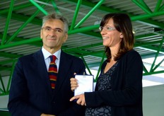 Tra il personale della cooperativa CPR, viene premiata Monica Artosi.