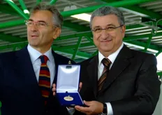 "Gianni Bonora, direttore di CPR System (a destra) riceve dalle mani di Tiberio Rabboni il premio che la cooperativa CPR ha voluto tributargli in quanto "anima" storica dell'azienda."