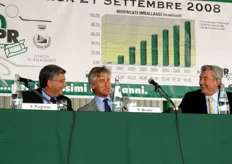 Scambio di cordialita' tra Paolo Bruni (al centro) e due dei relatori intervenuti alla tavola rotonda.