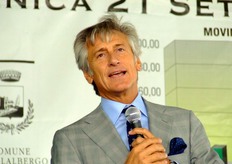 Nel suo intervento, il Cav. Paolo Bruni ha sottolineato come CPR abbia saputo concretizzare nei fatti un'integrazione tra diversi anelli della filiera ortofrutticola, investendo in innovazione e riuscendo pienamente a veicolare un nuovo modello culturale, che vede la comproprieta' di un sistema logistico da parte di produttori e distributori.