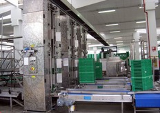 Queste linee di lavaggio e sterilizzazione delle cassette CPR sono completamente automatiche e hanno una capacita' di lavorazione pari a 8.000 pezzi all'ora.