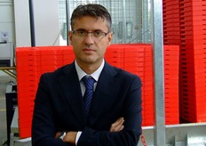 Il responsabile tecnico Fabio Previato, davanti ad alcune cassette sperimentali dotate di tag Rfid e colorate in rosso per distinguerle dalle altre. La tracciabilita' mediante tecnologia a radiofrequenza (Rfid) e' una delle ultime innovazioni su cui CPR sta investendo per il futuro.