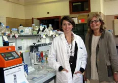 Sabrina Micali e Roberta Quarta lavorano nel laboratorio che si occupa dell'identificazione varietale basata sull'analisi del DNA.