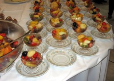 Non potevano certo mancare le coppette di frutta.