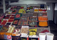 Banco con frutta, agrumi e ortaggi di diverse origini.