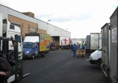 Movimentazione merci sul piazzale.