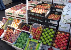 Cassette di frutta e agrumi.