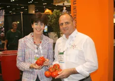 L'ambasciatrice olandese in USA mostra alcuni pomodori proposti presso uno stand allestito da un'azienda olandese.