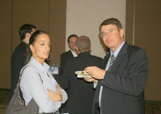 Renzo Piraccini (sulla destra) si concede una breve pausa per un rinfresco.