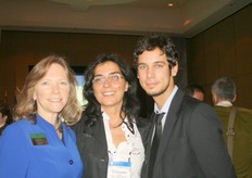 Da sinistra a destra: Nancy Tucker, vice-presidente marketing della PMA, Alessandra Ravaioli, in rappresentanza del CSO (Centro Servizi Ortofrutticoli) nell'ambito dell'iniziativa European Flavors e Federico Milanese (Mediterranean Fruit Company).