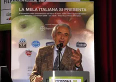 Il Prof. Silviero Sansavini del Dipartimento di Colture Arboree dell'Universita' di Bologna ha curato il capitolo sul miglioramento genetico del melo.