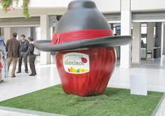 Una simpatica mela da' il benvenuto ai visitatori di Interpoma 2008.