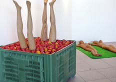 Creazioni artistiche con protagonista la mela.