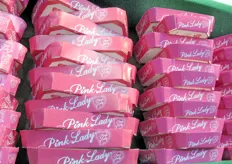 Dettaglio vaschette Ciesse Paper a marchio Pink Lady.