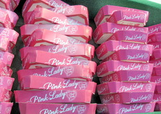 Dettaglio vaschette Ciesse Paper a marchio Pink Lady.