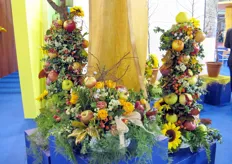 Composizione artistica di fiori e mele.