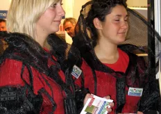 Hostess vestite di reti antigrandine accolgono i visitatori presso lo stand Frustar.