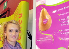 Edwige Remy, in rappresentanza dei Vivai Escande, con in mano una pera Selena, la pera che deve essere sbucciata.