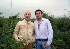Mauro Stipa (a sinistra), export manager della società italiana ILIP, ha realizzato alcune fotografie in occasione di una visita presso la compagnia Frutireyes, diretta da Luis Reyes (a destra).