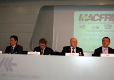 Da sinistra a destra: Luigi Peviani (Presidente FruitImprese, nuova denominazione di ANEIOA), il moderatore della tavola rotonda Alessandro Mastrantonio (Il Sole 24 Ore), Umberto Vattani (Presidente ICE) e Adolfo Urso (Sottosegretario al Commercio Estero).