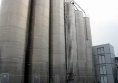 Gli stabilimenti sono dotati di silos, nei quali viene raccolta la materia prima (granulato di polipropilene) dalla quale si generano le vaschette.
