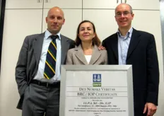Mauro Stipa, Roberta Donati e Michele Bertoli in posa insieme alla certificazione BRC ottenuta dall'azienda, la quale si e' anche adeguata al sistema informatico gestionale SAP.