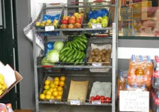 Esposizione di frutta all'ingresso di un negozio.