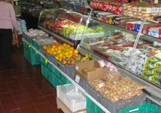 Offerta di frutta in un piccolo supermercato locale.