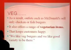 Anche la catena McDonald's si e' adeguata ai gusti locali e alla consolidata abitudine vegetariana dei consumatori indiani, proponendo hamburger a base di verdure, pesce o pollame.