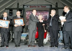 Alle 19:30, la bella giornata e' stata coronata dalla premiazione di quanti si sono distinti nella storia aziendale, come alcuni tra i soci fondatori di Orogel.