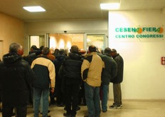 Durante l'assemblea sociale svoltasi nella sala convegni di Cesena Fiera in data 12 dicembre 2008, Apofruit Italia ha presentato il listino di liquidazione dei prezzi dei prodotti estivi. Le seguenti foto sono state realizzate nell'occasione da Adalberto Erani dell'ufficio stampa di Cesena Fiera. Fila dei soci all'ingresso.