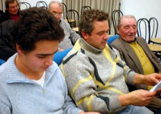 Tre generazioni sedute assieme.