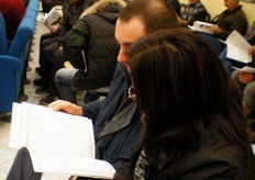 Consultazione familiare, in attesa dell'inizio dell'assemblea.