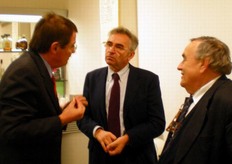 Summit, in attesa dell'inizio dei lavori dell'assemblea. Da sinistra: Renzo Piraccini, Direttore generale Apofruit, l'assessore regionale Tiberio Rabboni e il Presidente di Cesena Fiera Domenico Scarpellini.