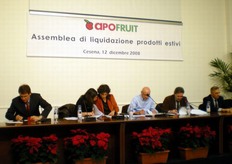 Il tavolo della presidenza.