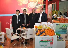 Il Consorzio siciliano Le Buone Terre ha preso parte al Fruit Logistica per la prima volta. Il primo a sinistra e' Carmelo Melilli, mentre il secondo da destra è Franco Tumale (Presidente dell'OP Le Buone Terre).