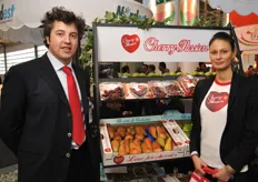 Stefano Pezzo (a sinistra) ha accolto i visitatori interessati ai suoi prodotti a marchio Cherry Passion.