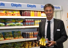Maurizio Pisani, Direttore Marketing di Chiquita Italia, mostra un casco di banane accanto ad uno dei nuovi frullati con il bollino blu.